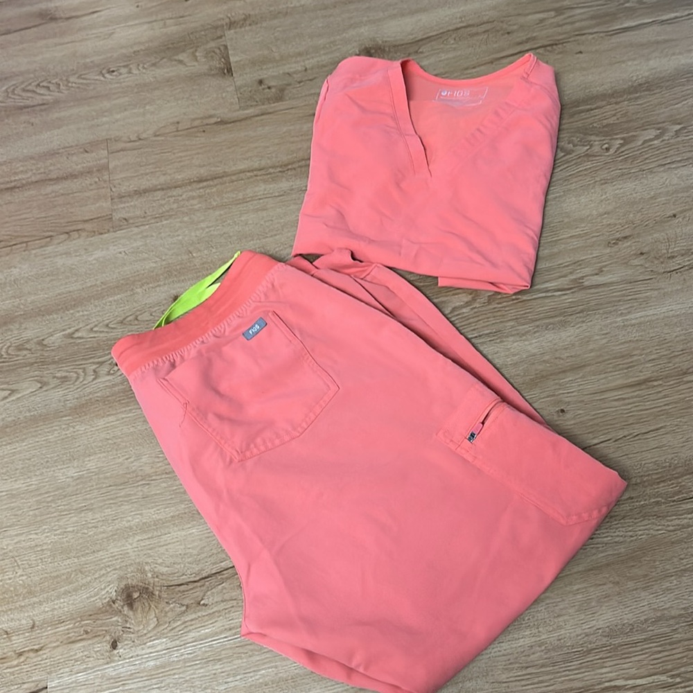 Figs scrubs size large - Picture 3 of 3